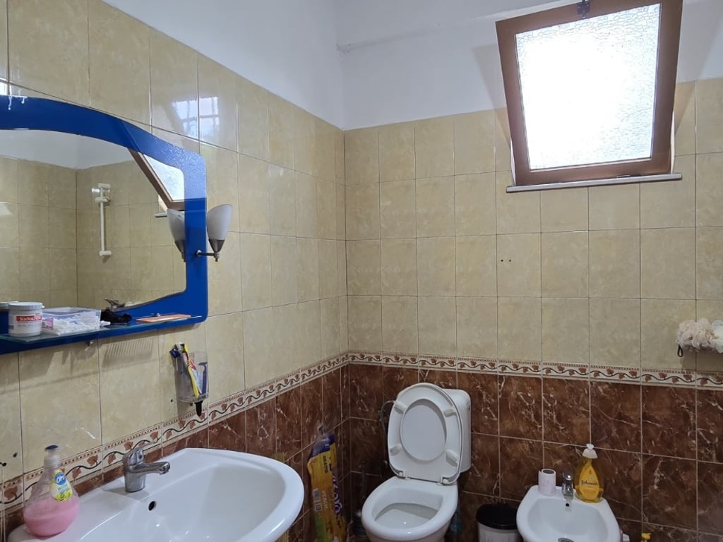 Shtëpi Private në Shitje me vendodhje te rruga Petrit Radovicka te Kthesa e Kamzës.