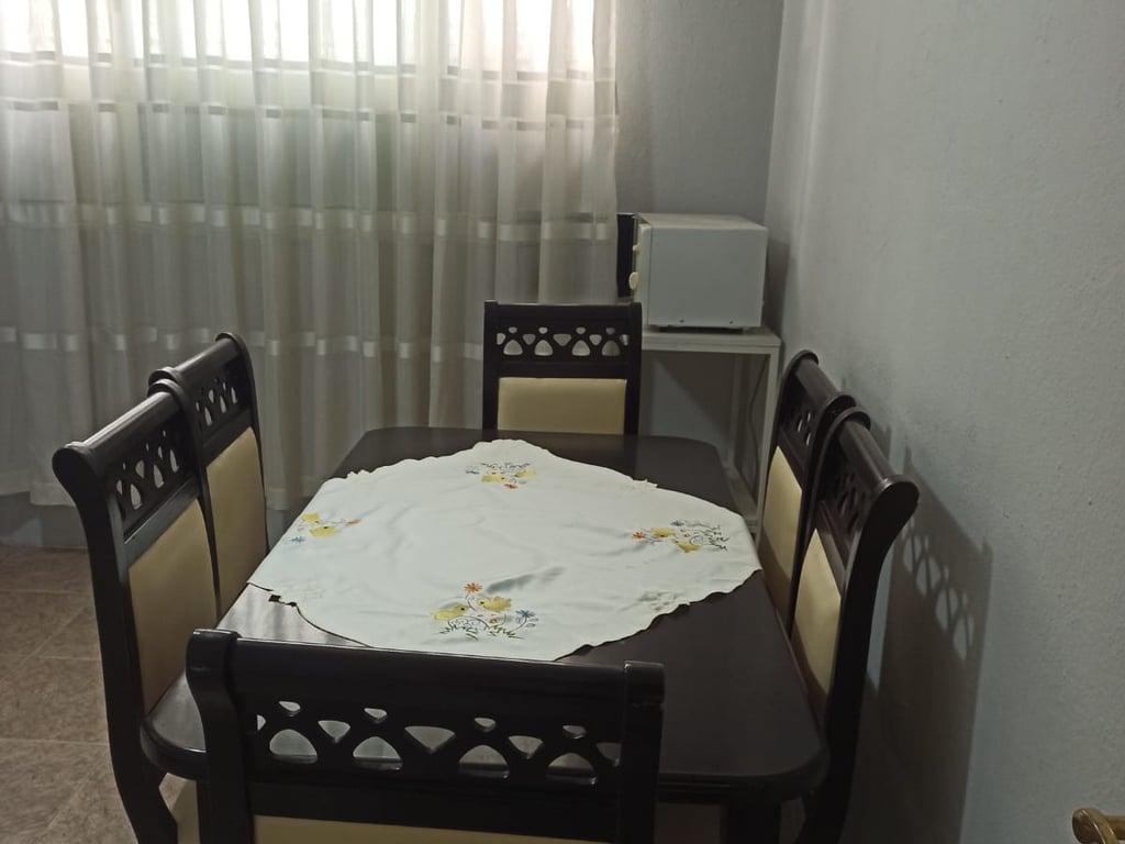 Affittasi casa privata 2+1 con ingresso indipendente. Indirizzo: Via di Dibra, vicino alla Scuola Unita. PREZZO: 450 Euro.