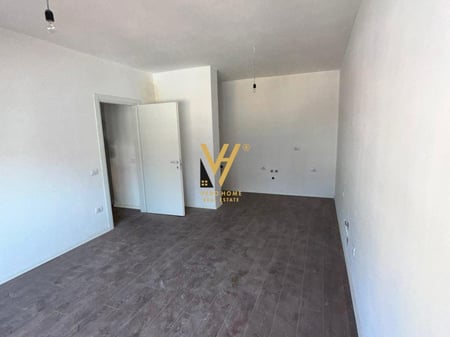 JEPET AMBIENT 95 M2 ME QERA TE PAZARI I RI 800 EURO