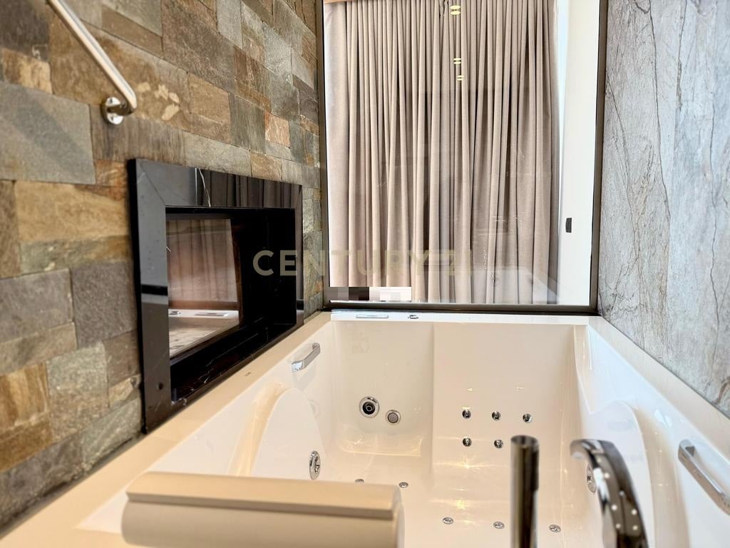 Prive Luxury | Apartament per shitje me jacuzzi, pamje spektakolare nga deti dhe dizajn mesdhetar në Kepin e Rodonit 306,000 €