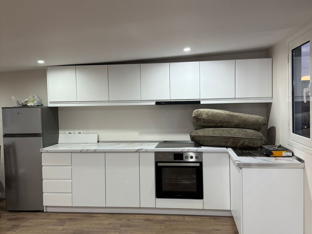 Jepet me qera Apartamenti 1+1, Rruga Siri Kodra prane Kompleksit Kontakt Cmimi: 400 Mije leke