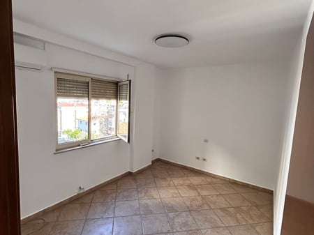 Ambient biznesi 2+1 me qira, tek rruga Fortuzi 