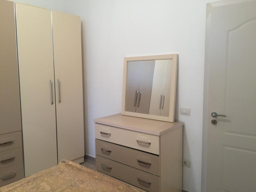 Jap me qera shtepi private me parkim  Rr sabaudin gabrani nj 5