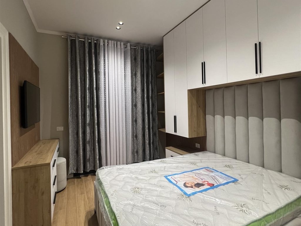 Tek Ish Sheshi Shqiponja,Rruga Tahir Kadare,jepet me qera apartament 2+1+2+post parkimi,70,000Leke 