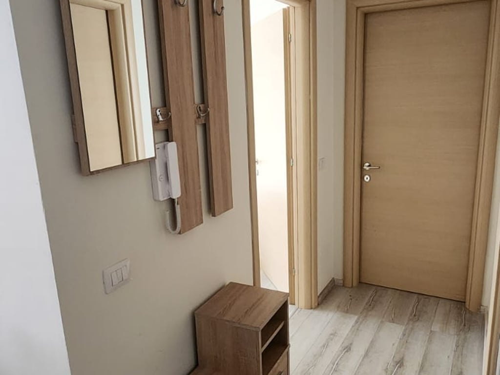 A pochi minuti dallo Zoo, Via del Kroit, si affitta appartamento 2+1+2, arredato, 700 Euro.