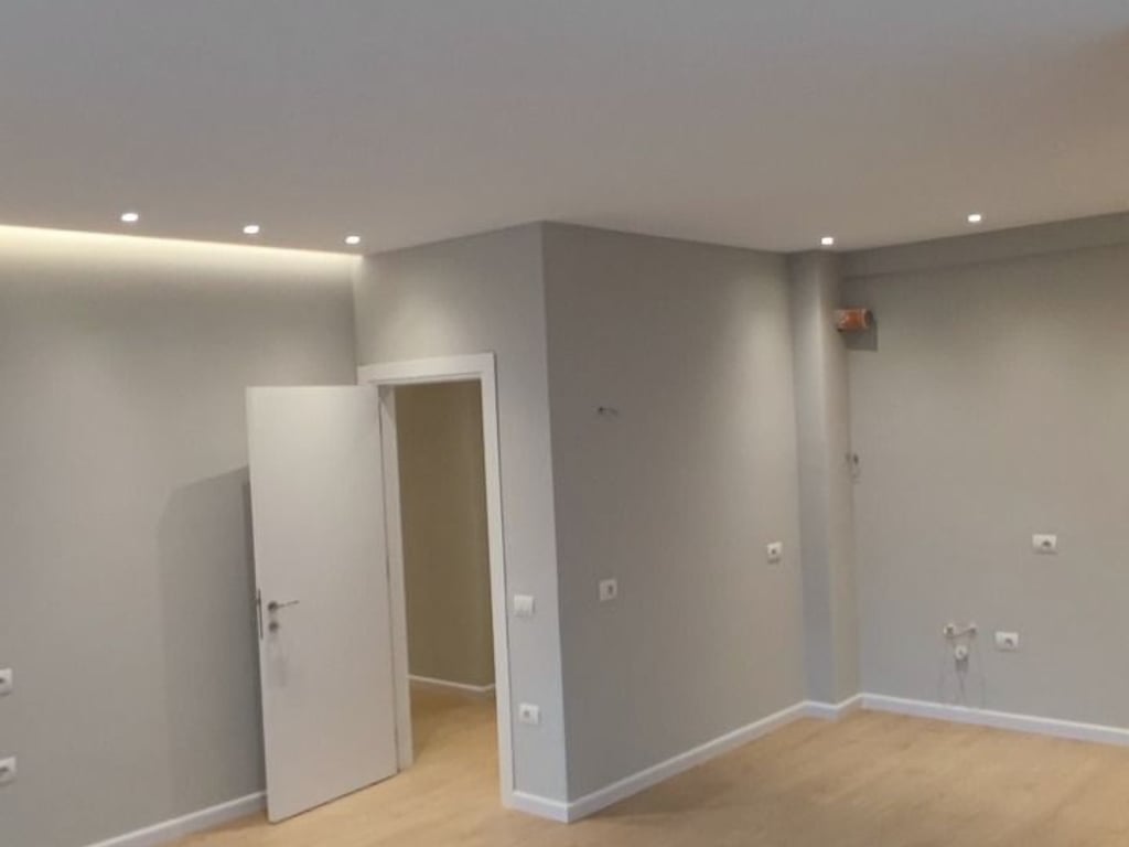 🏢 *Zyrë me Qira – Komuna e Parisit*