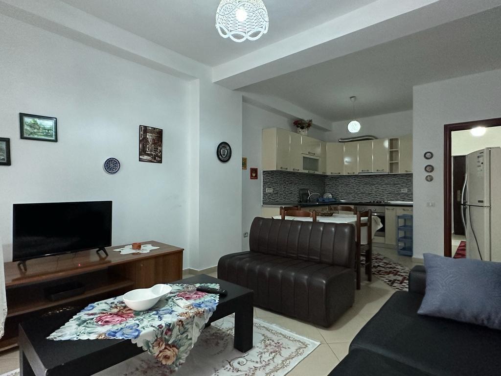 APARTAMENT 1+1 PER QIRA ; BAR ARTISTI , ASTIR 400 EURO