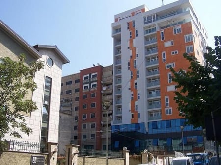 Jepet Apartament me Qera për Ambjent Biznesi + Post Parkim, tek Ambassador 1.