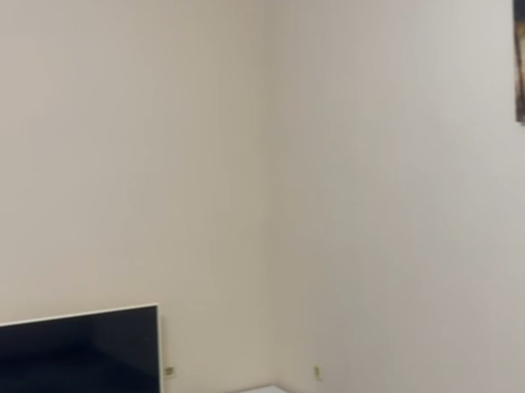 Jepet me qera hyrje 1+1,kati i pare i nje shtepie 2 kateshe te shkolla e Kuqe