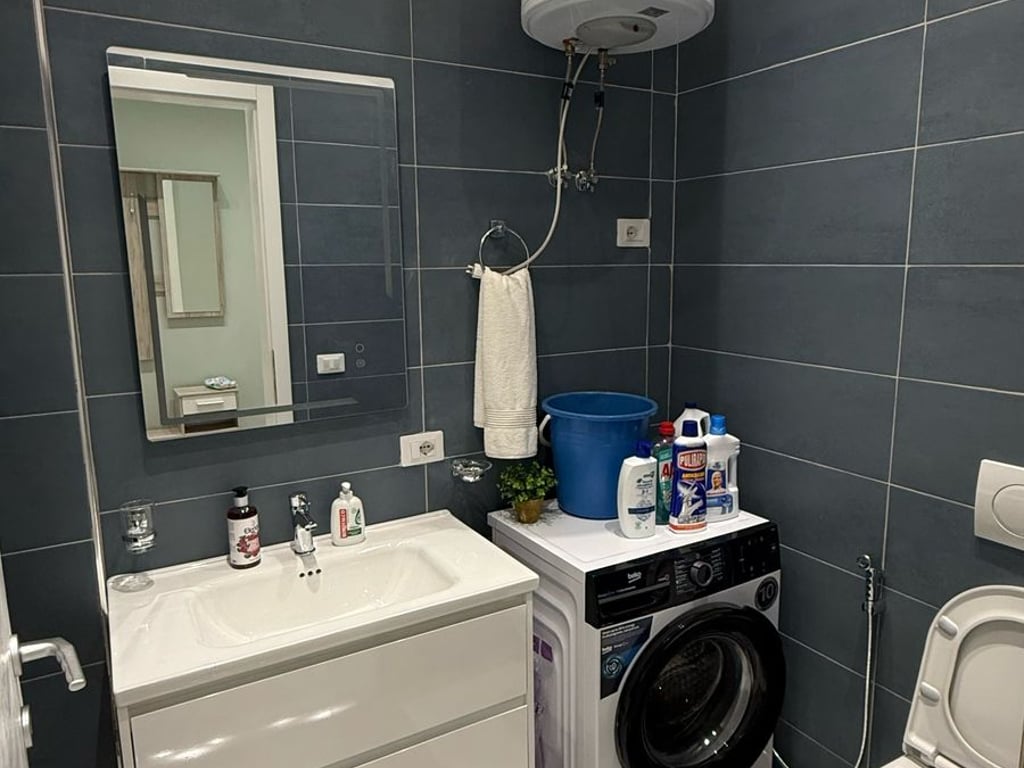 Jepet me Qera Apartament 1+1 i arreduar ne menyre bashkohore tek Liqeni i Thatë.