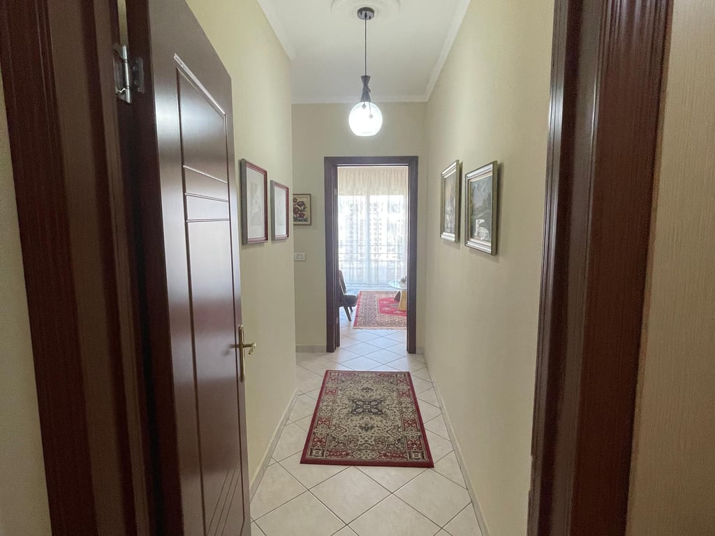 Apartament me qira 2+1 tek rrethi tek dogana plus post parkim