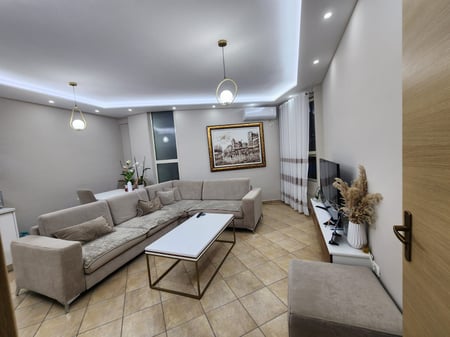 Shitet apartament 1+1 Shkozë