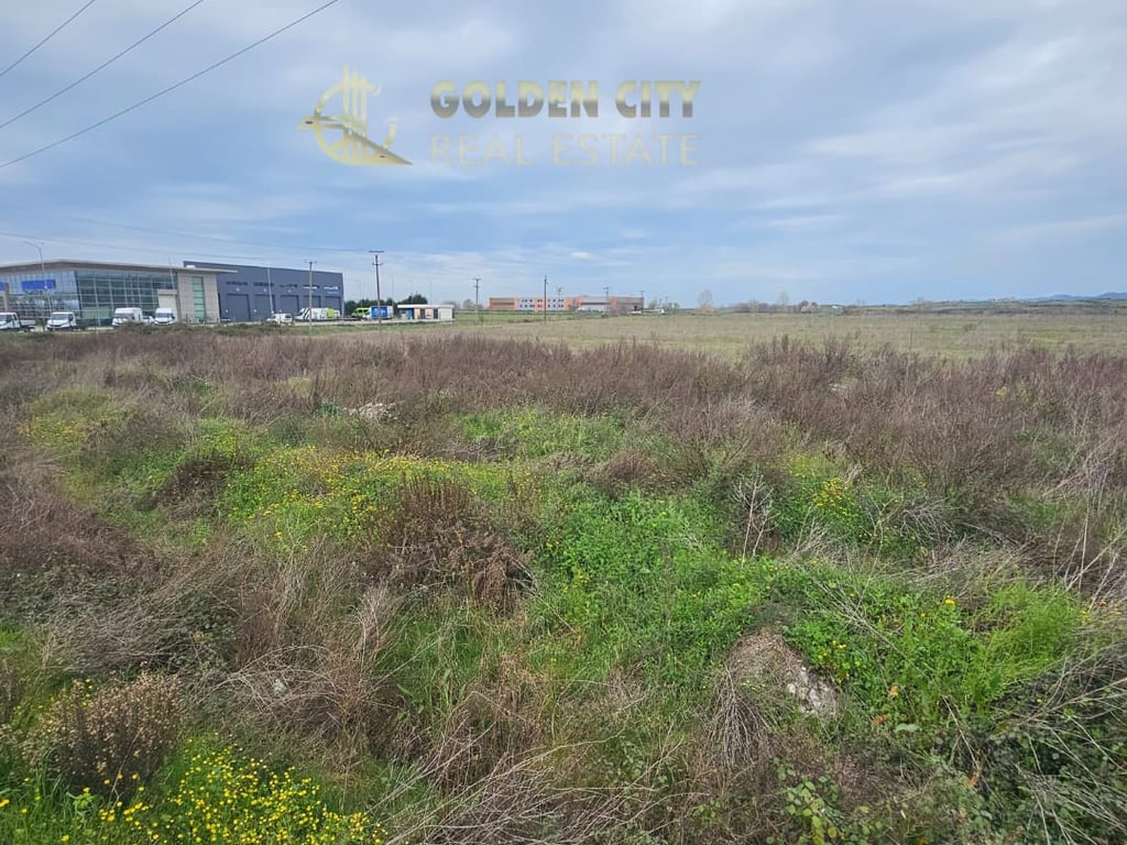 Vendesi terreno sull'autostrada Tirana - Durazzo.