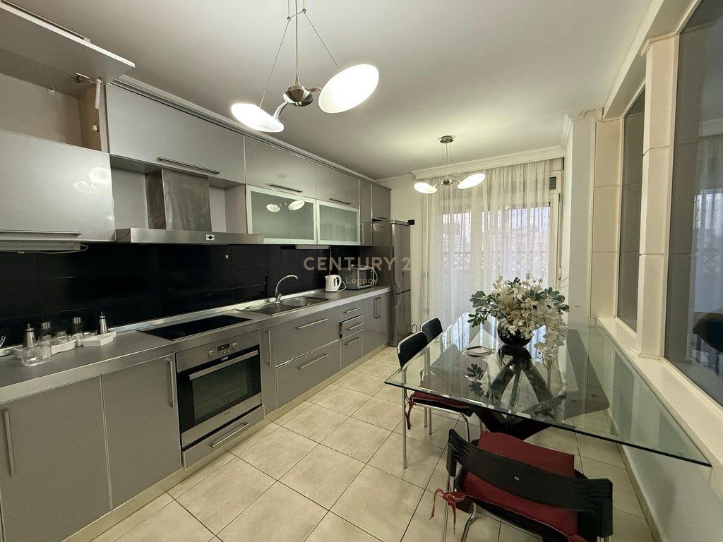 Jepet me qira apartament luksoz 2+1+2 tek Gjykata e Rrethit Tiranë 750 € /Muaj