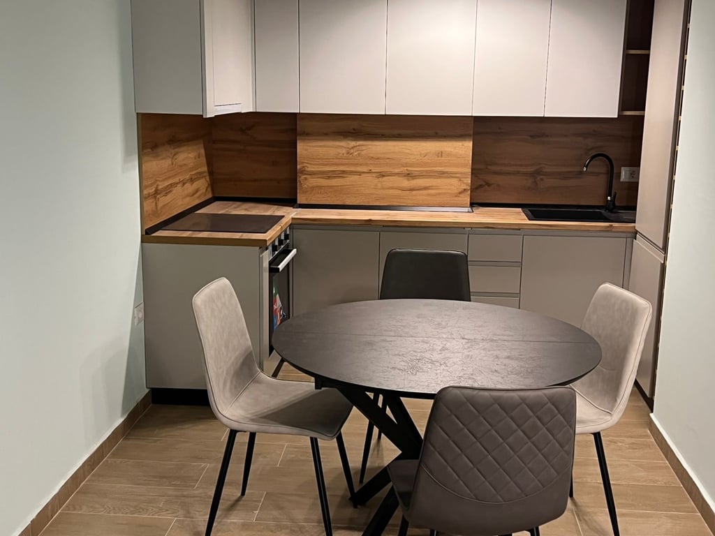 1+1, furnished, Sun Hill, 500 euros with parking.