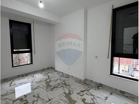 Ambient per zyra me qira ne Ali Dem 
