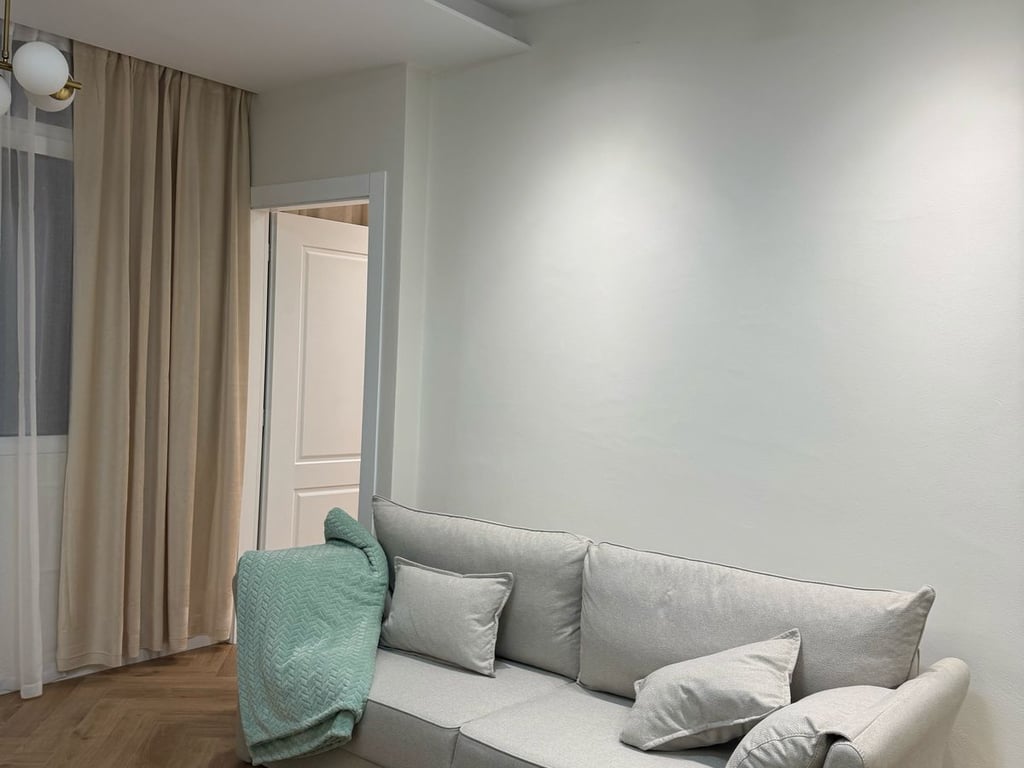 Affittasi appartamento 1+1 appena arredato, Via 5 Maggio, dietro il Concord Center. Prezzo: 450 euro.