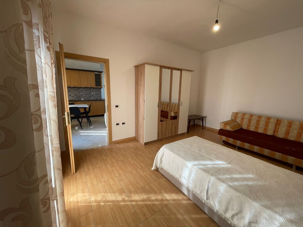 Ne zonen e Rr.Siri Kodra,Rruga Bexhet Nelku jepet me qera apartament 2+1,i mobiluar.60,000Leke 