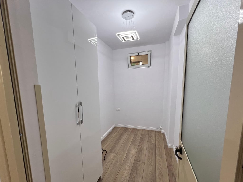 Jepet me qera Apartamenti 2+1 , Zogu i Zi prane Ringut perballe Kastratit  Cmimi: 500 mije leke 