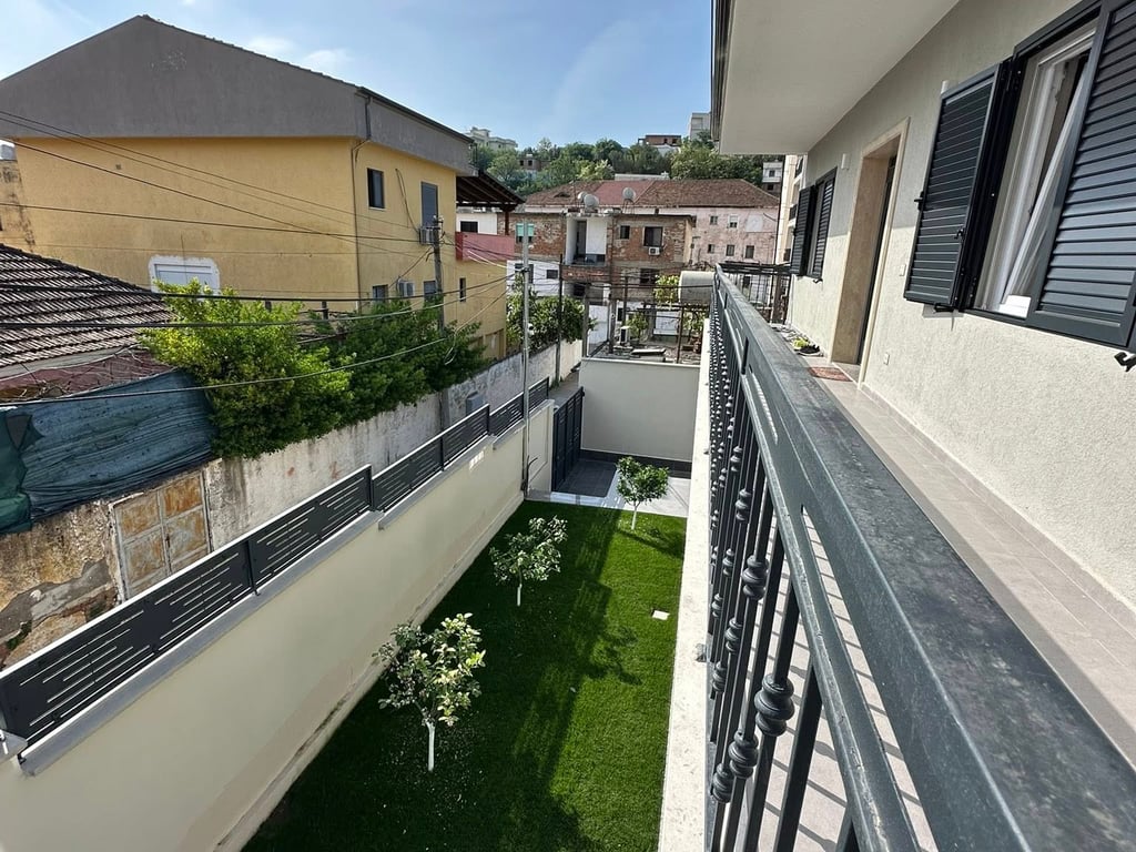 VENDITA VILLA • Buona posizione strategica molto vicino alla scuola Eftali Koci e alla nuova strada a Currila.