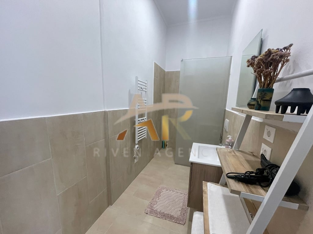 Jepet me qera apartament 1+1 i adoptuar nga ambjent biznesi