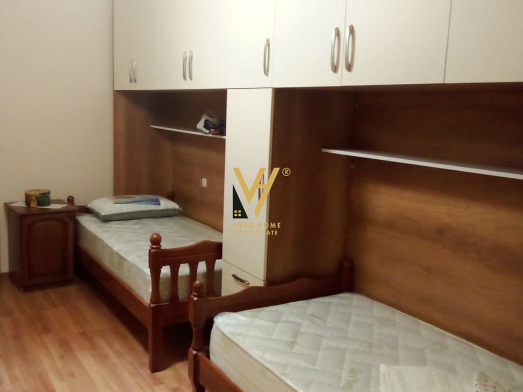 JEPET APARTAMENT 2+1+BLK ME QERA TE STACIONI I TRENIT 60.000 LEKE