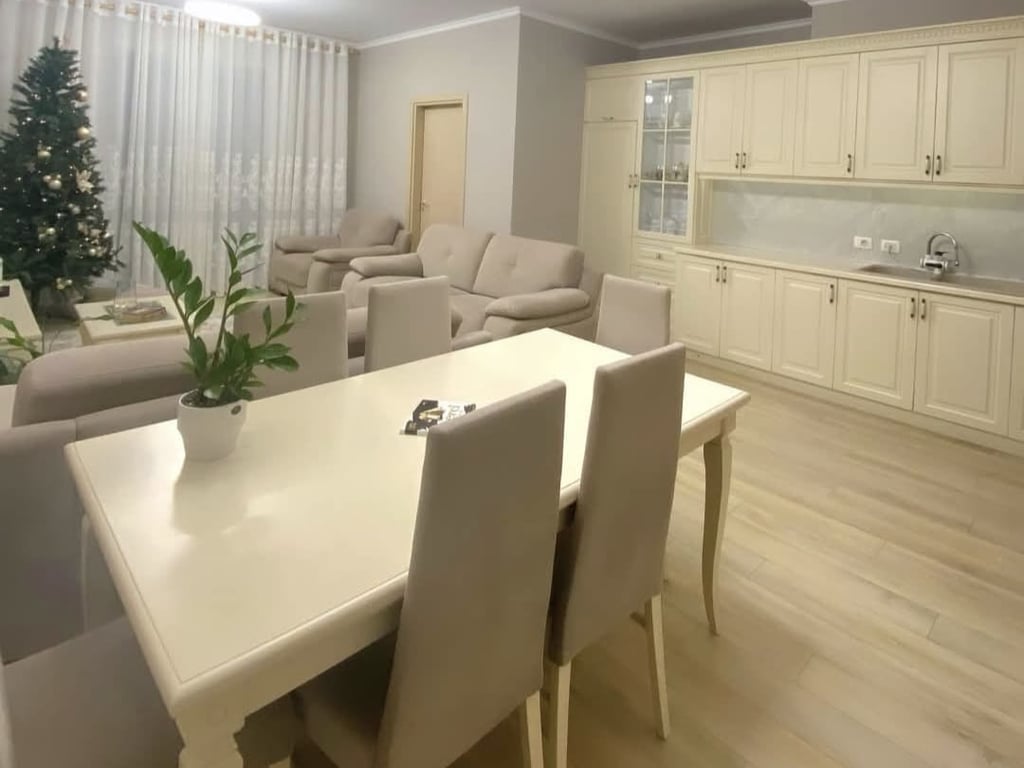 Shitet apartment ne rrugen gramoz pashko 