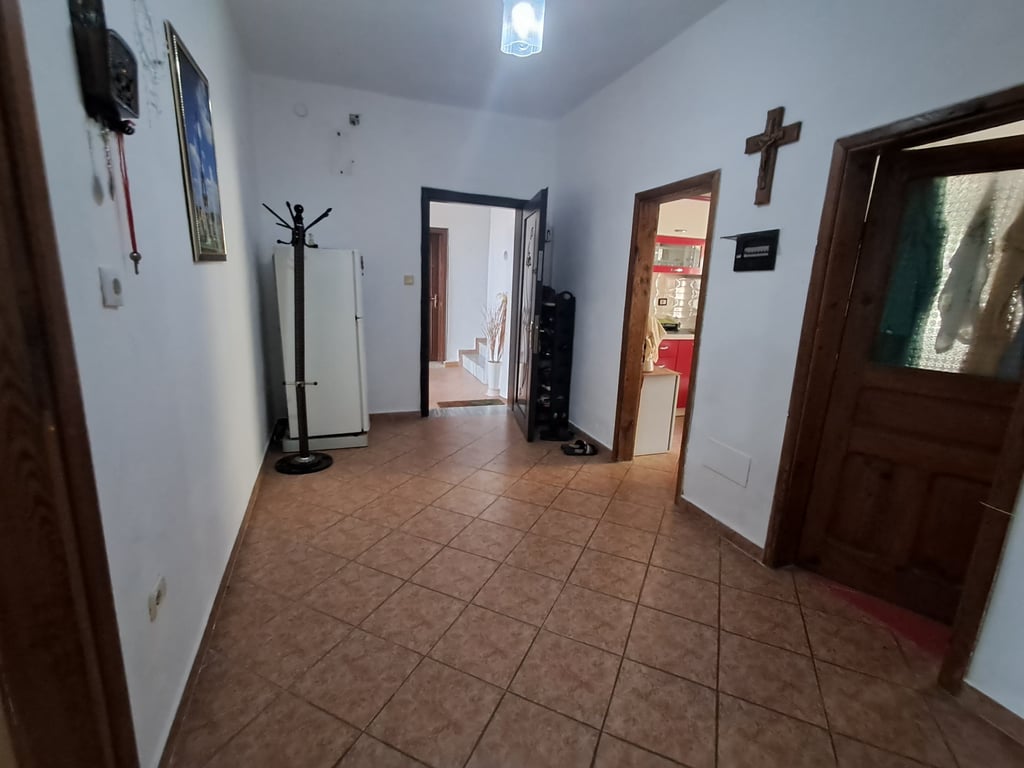 Shitet apartament 3+1 + garazh te Kodra e Vilës!