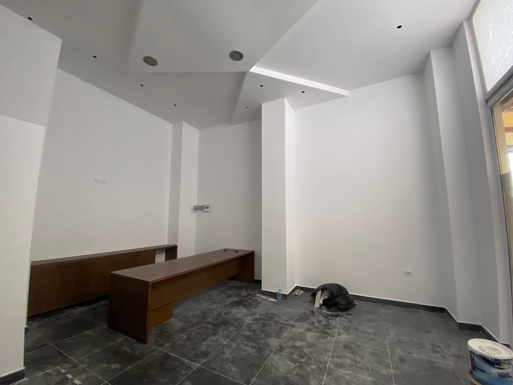 Jept dyqan me qira te kthesa e kamzes