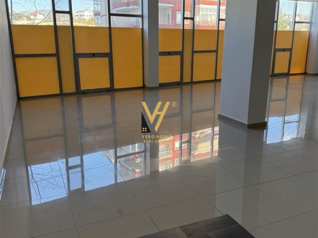 JEPET AMBIENT 180 M2 ME QERA NE PASKUQAN 700 EURO