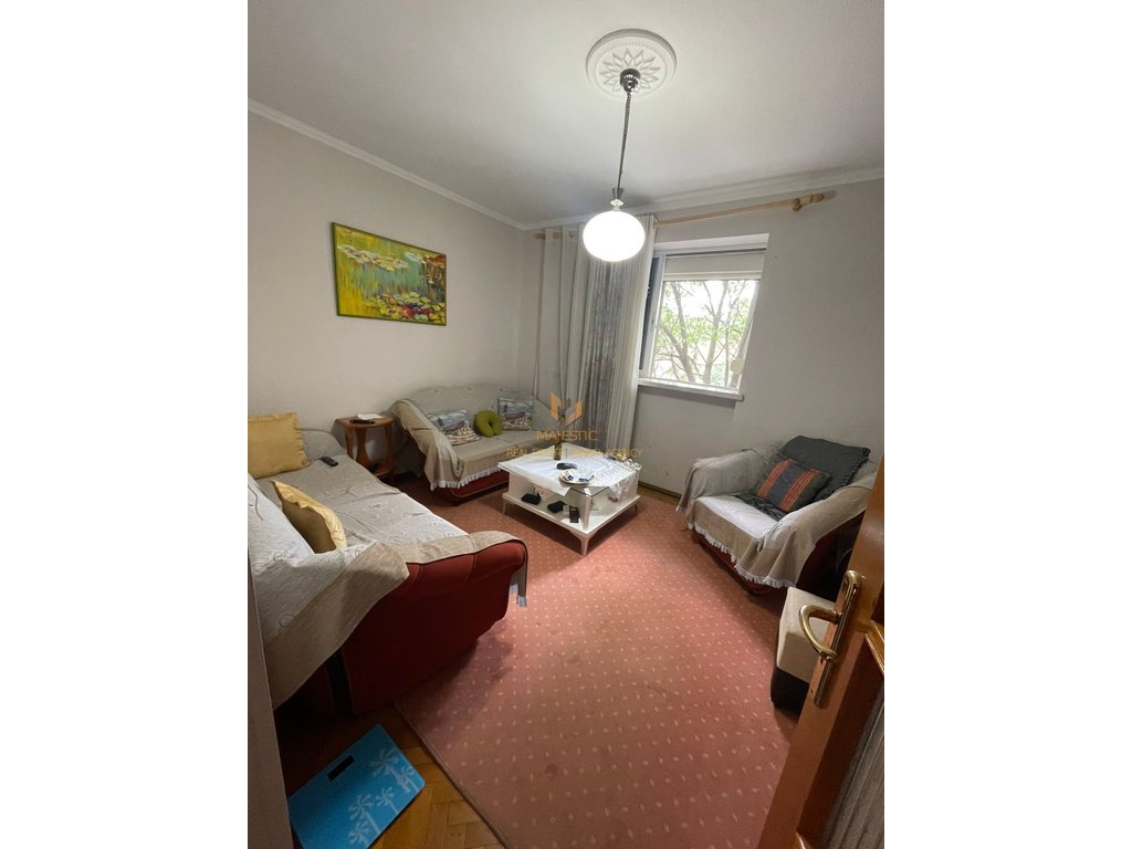 Vendesi appartamento 3+1 al Mozaiku di Tirana per 180000 euro.