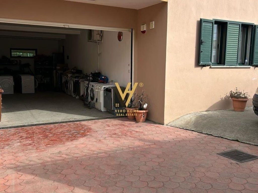 A 4-story villa is available for rent in Porcelan for 3,000 euros.