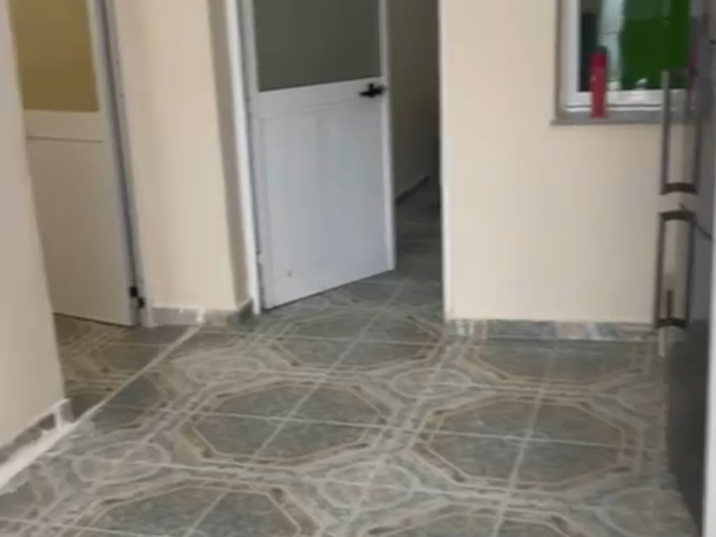 Jepet me qera hyrje 1+1,kati i pare i nje shtepie 2 kateshe te shkolla e Kuqe