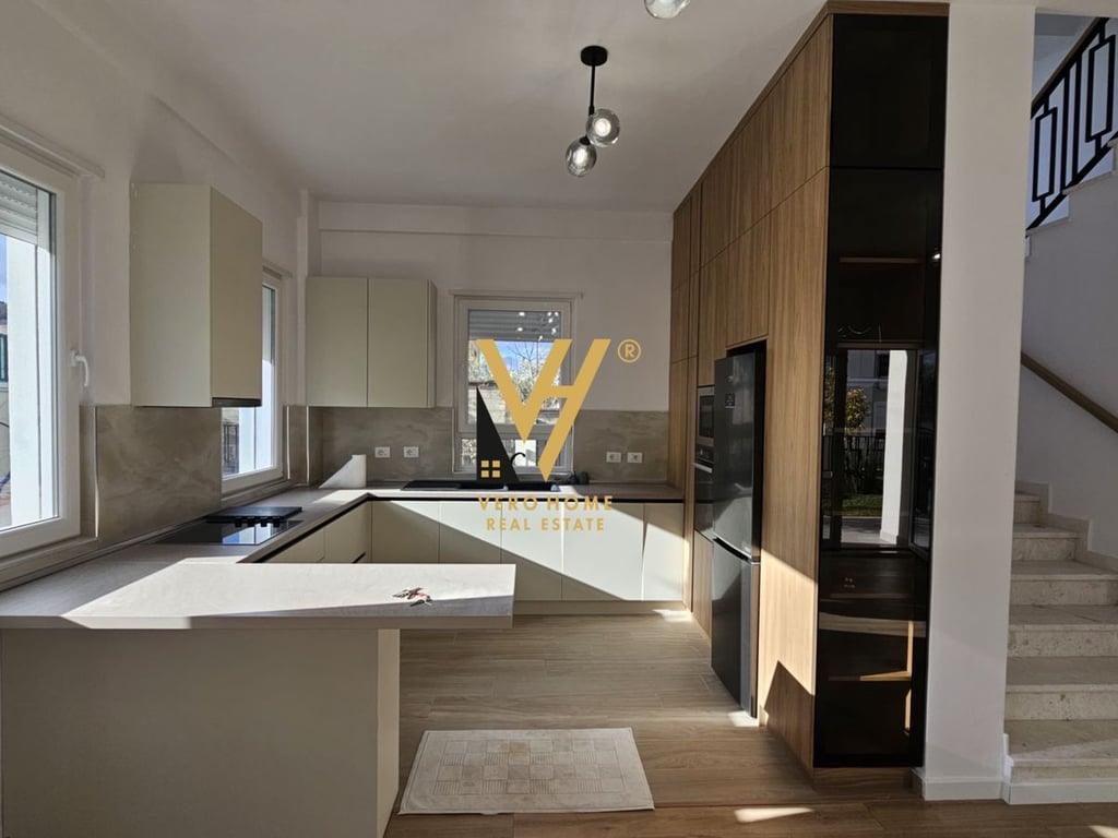 VILLA TRE PIANI IN AFFITTO A SAUK 2.800 EURO