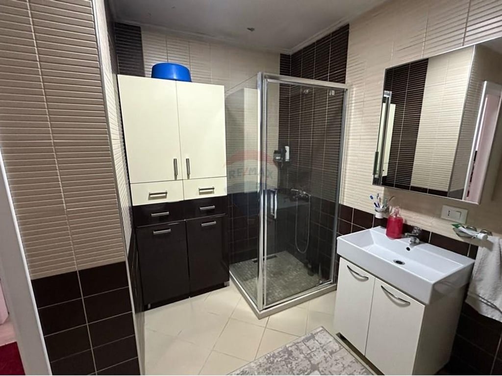 Jepet Apartament 2+1 Tek Rrotondo Astir me Qira