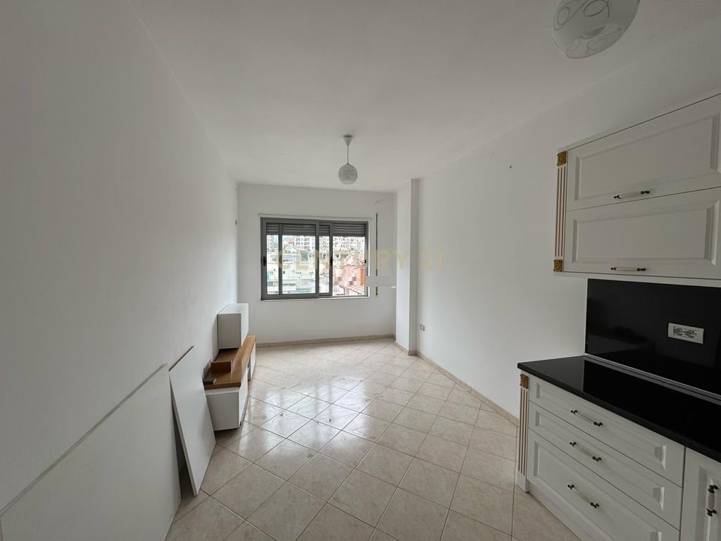 VENDESI APPARTAMENTO 1+1 VICINO AL RISTORANTE QESARAKA, FRESCO! 70.000 €