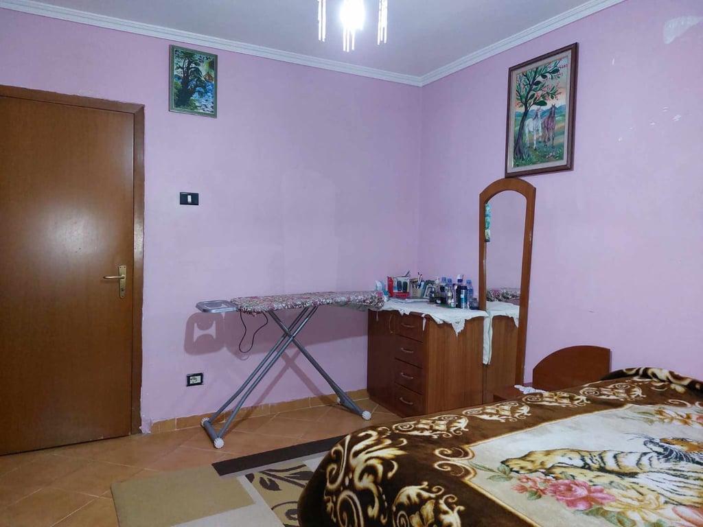 Vendesi appartamento 2+1 vicino al Liceo Cajupi!