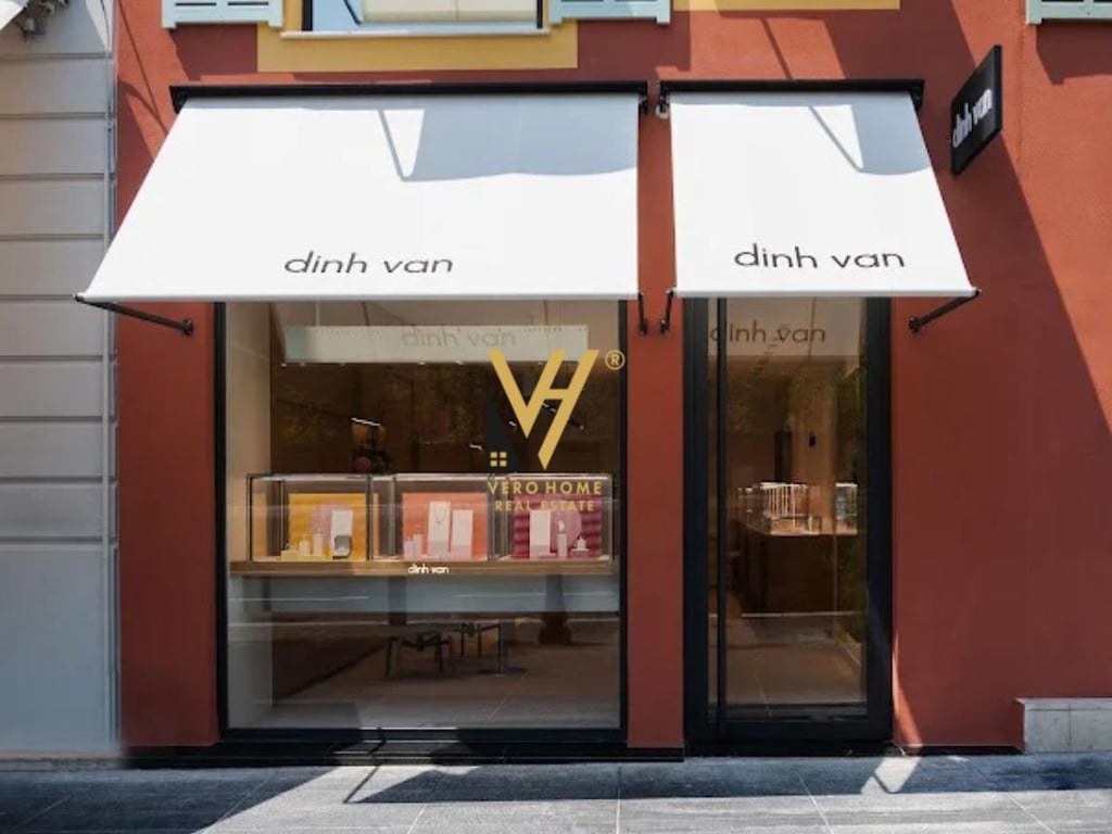 SHOP FOR RENT 45 M2 + 25 M2 VERANDA AT BLOCK 1.300 EURO