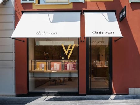 SHOP FOR RENT 45 M2 + 25 M2 VERANDA AT BLOCK 1.300 EURO