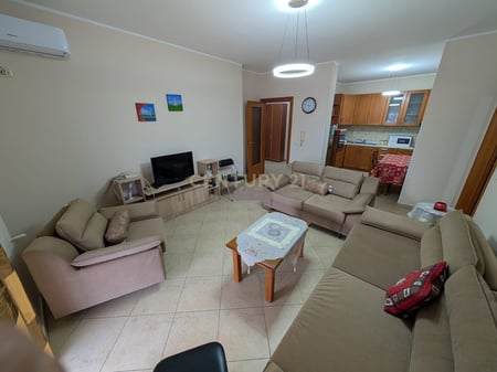 Affittasi appartamento 3+1+2 presso la Chiesa Cattolica in Via Kavajes. 900 € /Mese