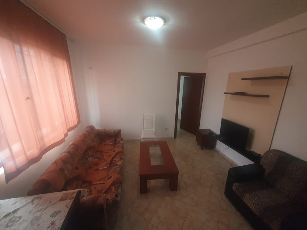 For rent Entrance 1+1 in the area of Marlin Barleti School.