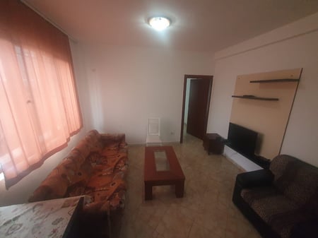 For rent Entrance 1+1 in the area of Marlin Barleti School.
