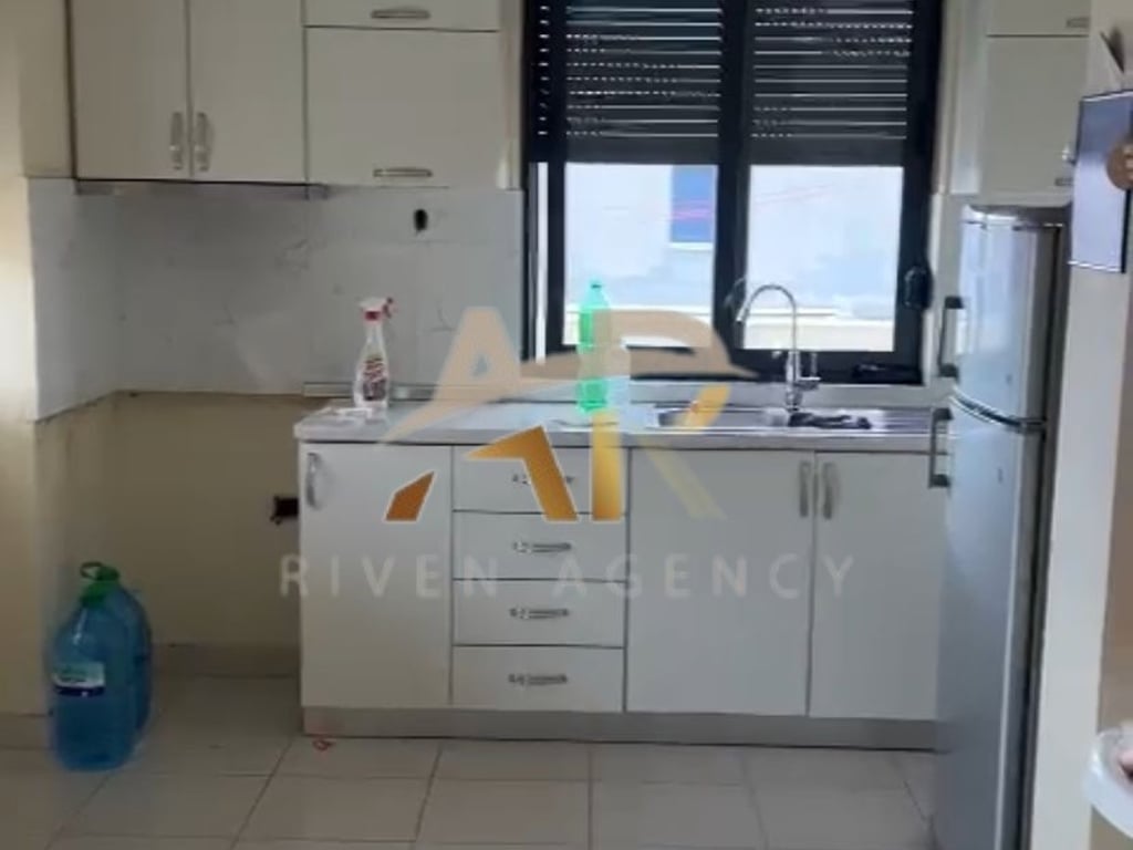 Jepet apartament me qera 1+1 Astir