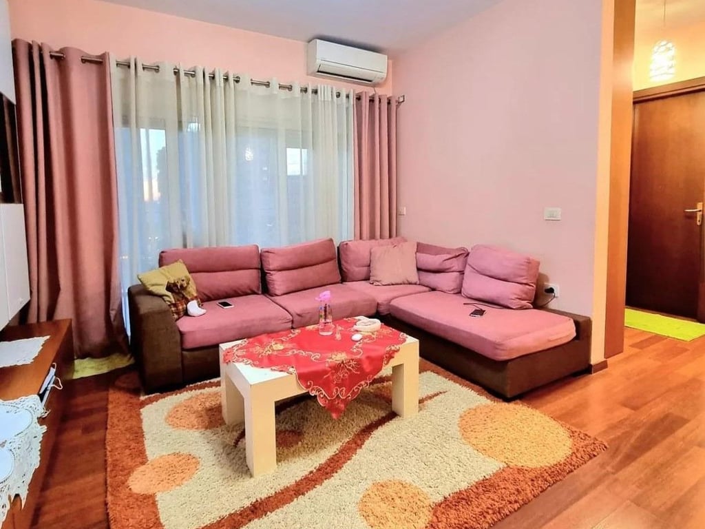 Jepet me qera Apartamenti 2+1 , Fusha e Aviacionit , prane bar malboro Cmimi: 500€uro