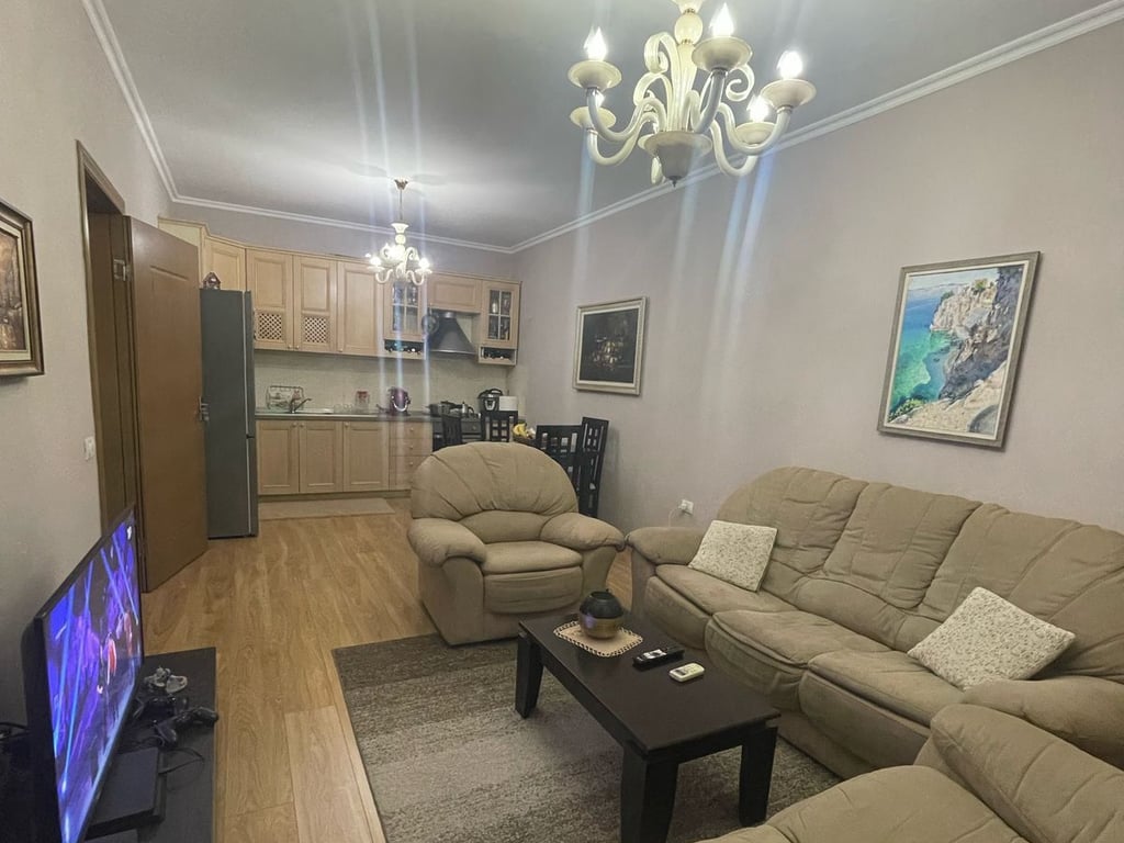 Jepet me qera Apartamenti 2+1, rruga Besim Alla prane pallateve Cabej ( Yzberisht)  Cmimi: 450 euro 