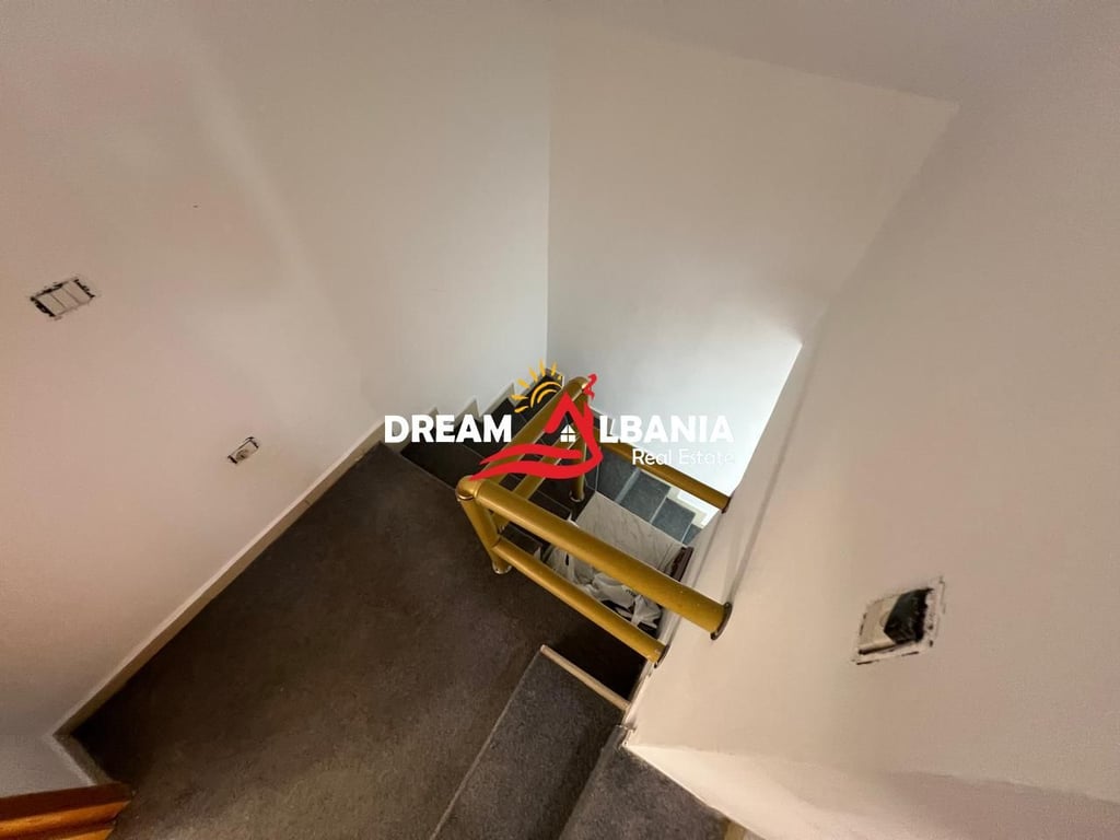 Ambjent zyre me qera Tek Rruga Fortuzi, prane Shkolles “Jeronim De Rada” ne Tirane (ID 42215184)