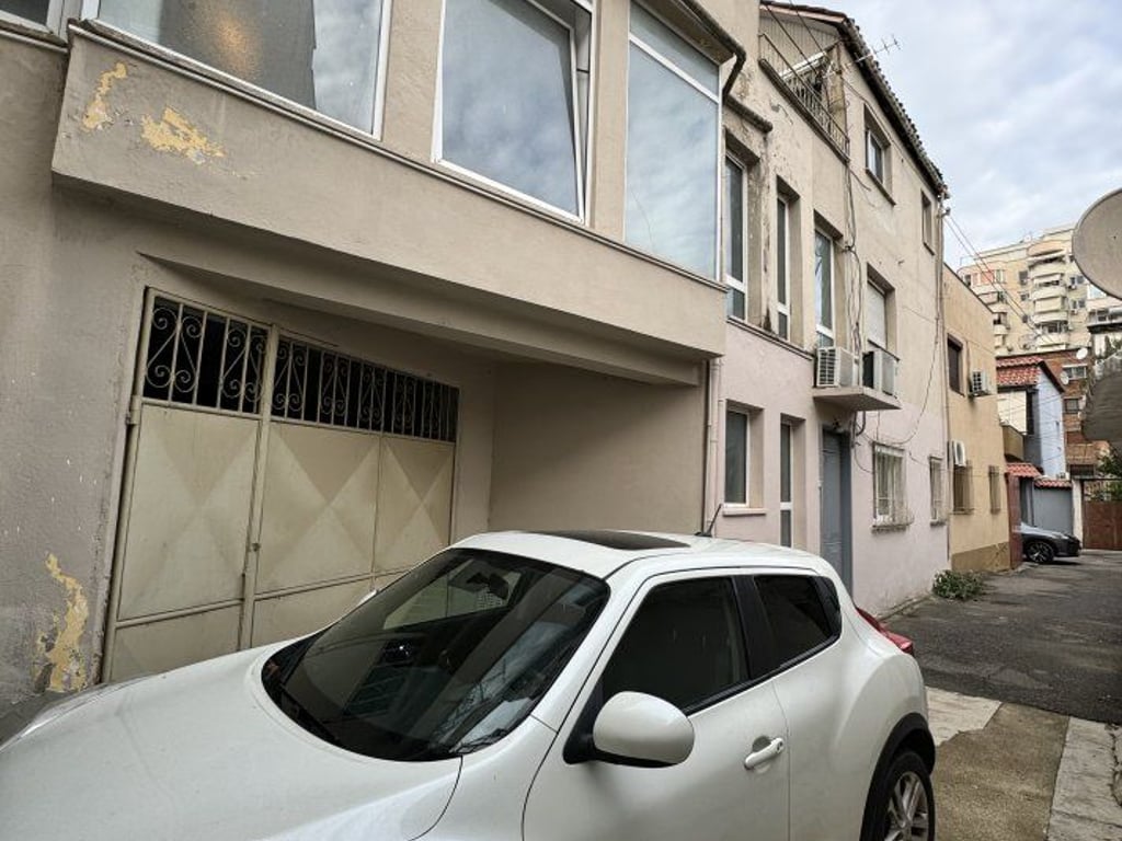 Affittasi casa a tre piani a Brryli, dietro la Votres.