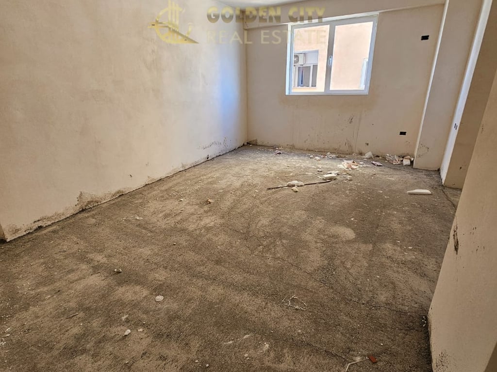 Shitet super apartament 1+1. spitall