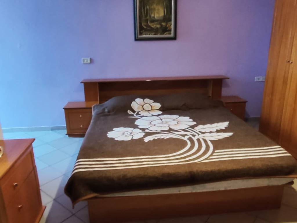 A pochi minuti dalla rotonda di Shkoza, Via Francesco Pukvil, si affitta un appartamento 2+1 arredato a 450 Euro.