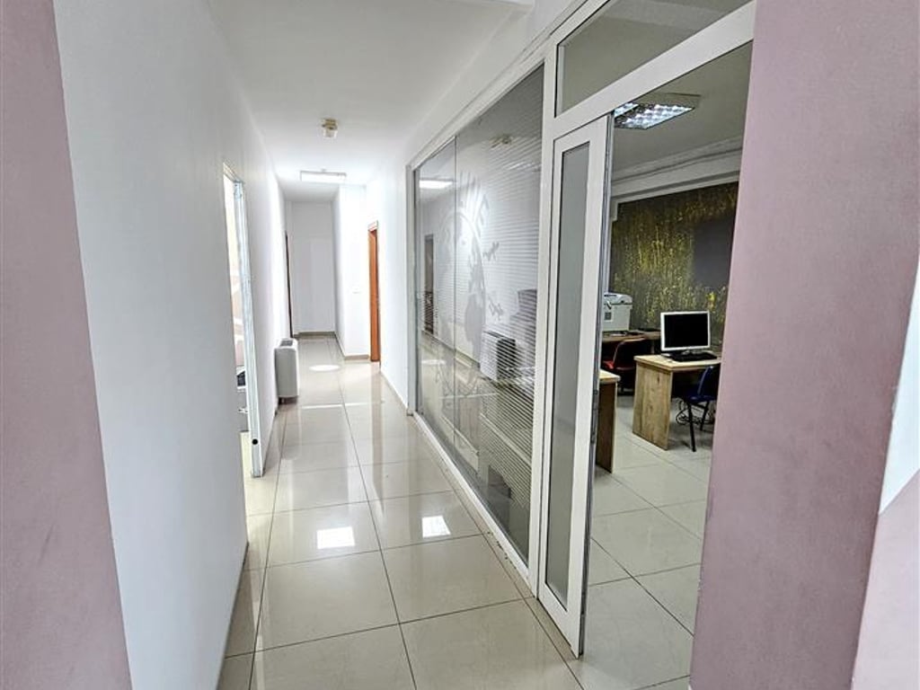 JEPET ME QERA  ZYRE 300M2 3000 EURO QENDER SELVIA